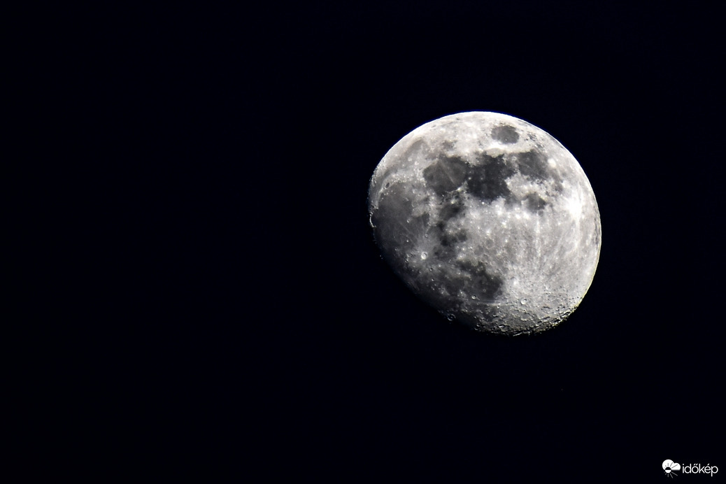 Mindeközben a fejünk fölött 