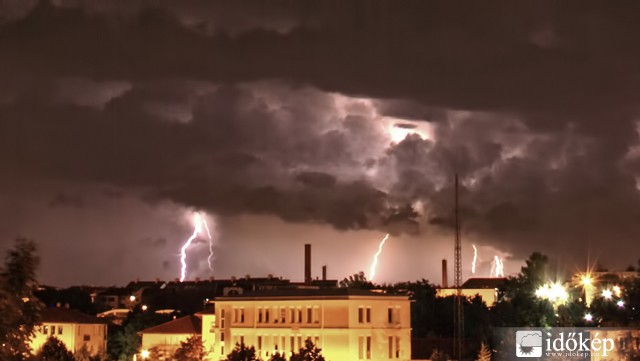 Éjfél után pár perccel