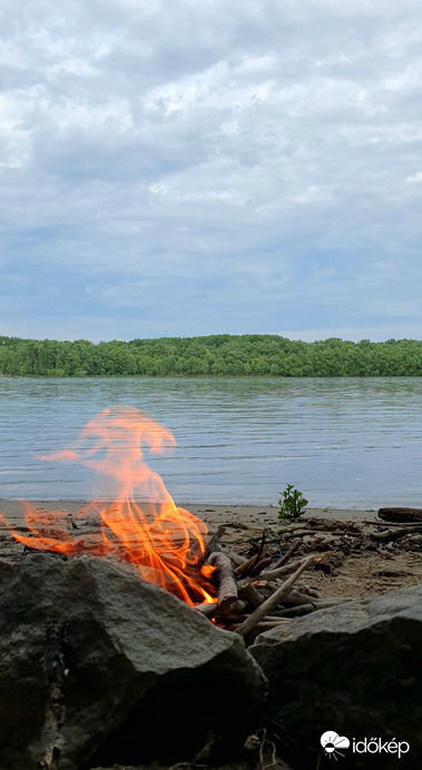 Duna, tűz, szalonna, bor, versek, barátok ❤️