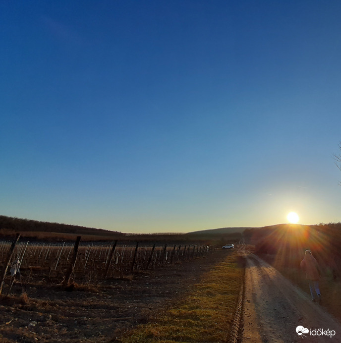 Kiülök a dombtetőre