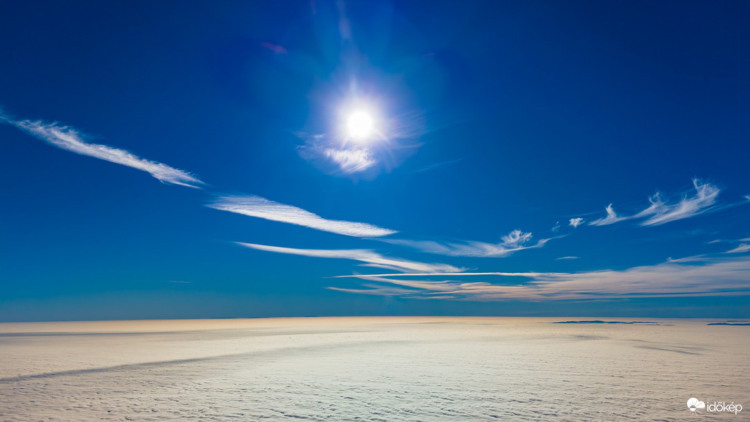 Napsütés a vastag ködtakaró felett