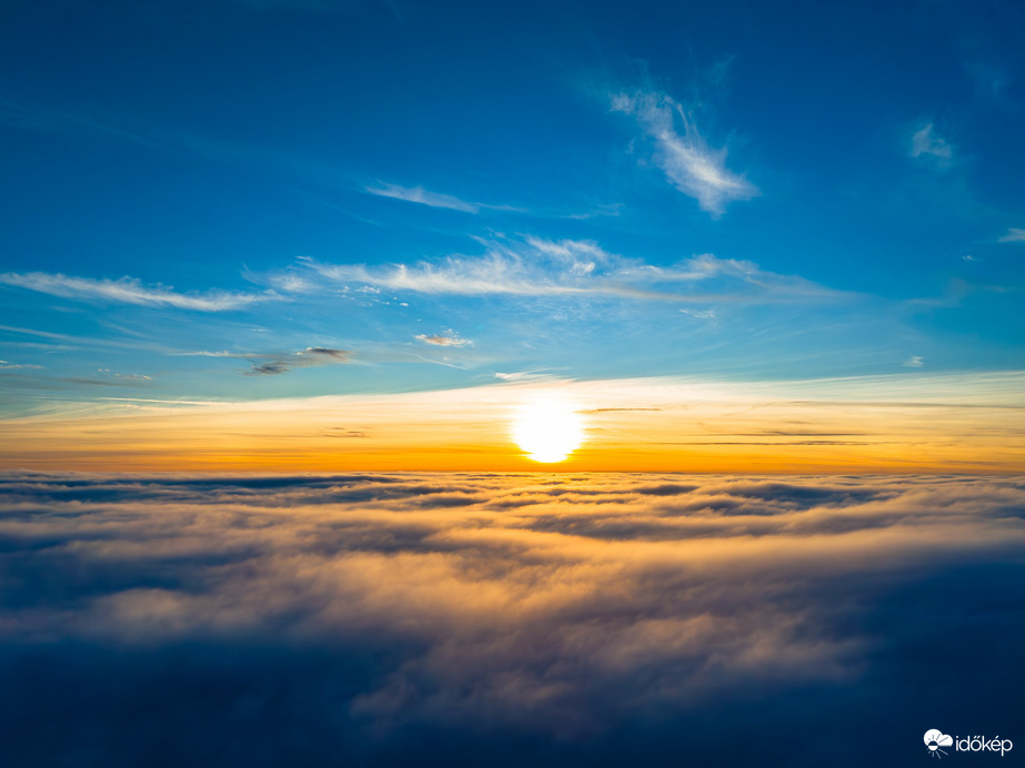 Felhők feletti naplemente