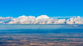 Tornyosuló gomolyok