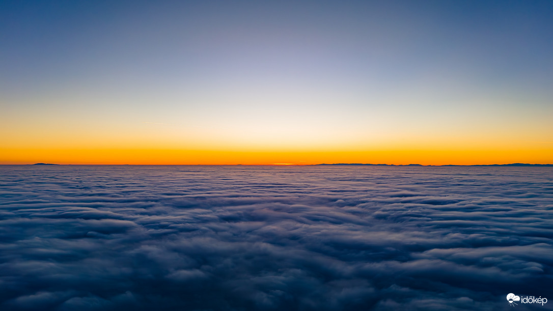 Köd feletti naplemente