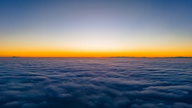 Köd feletti naplemente