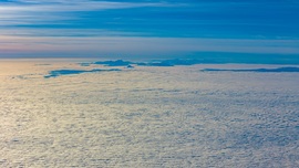 Csak az Alpok csúcsai látszanak ki