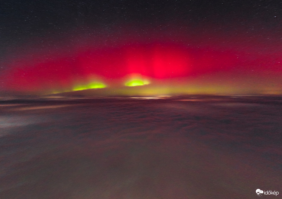 Sarki fény a ködpaplan felett