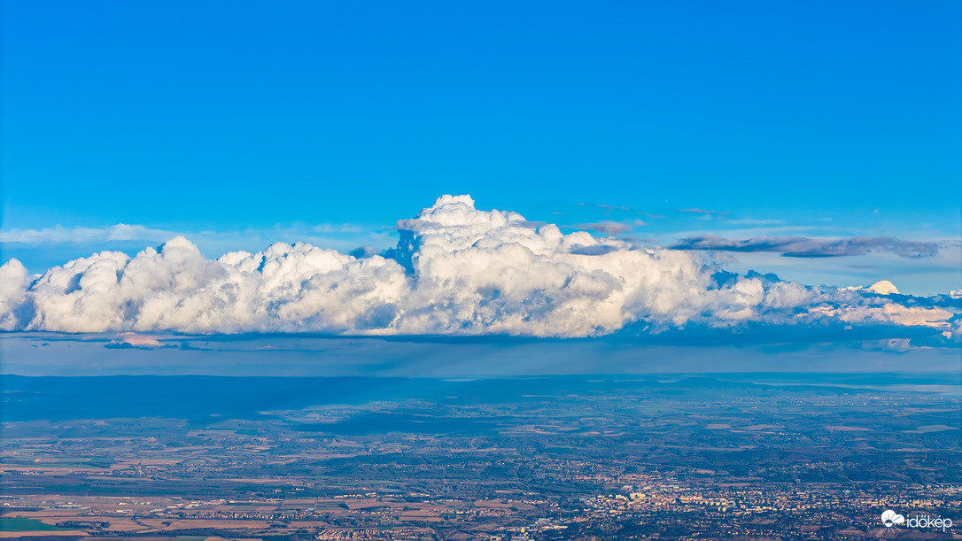 Tornyosuló gomolyok