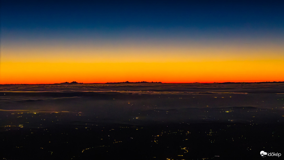 Alkonyi fények, hegyek sziluettje