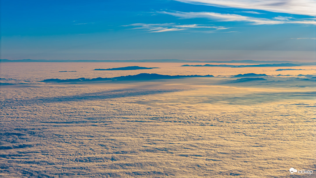 Hegyek a ködtakaró felett