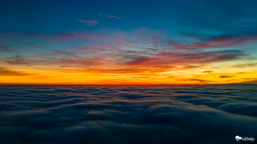 Naplemente után, a köd fodrai felett