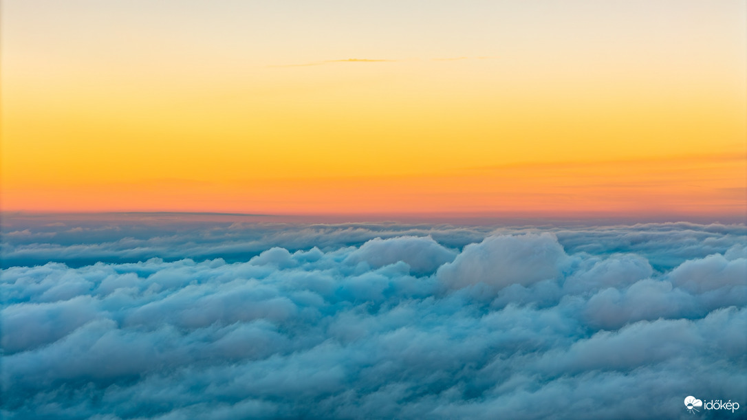 Felhők feletti naplemente