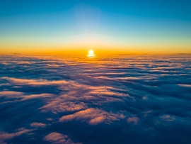 Köd feletti naplemente