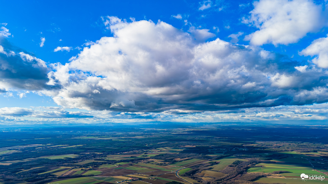 Égi óriás a táj felett 