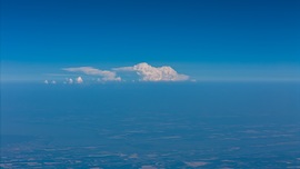 Távolban tornyosuló zivatarfelhők