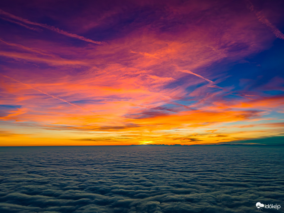 Mesés naplemente a köd fölött