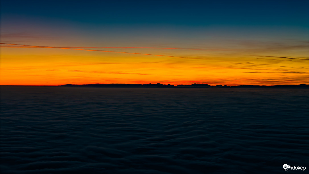 Alpok sziluettje naplementében