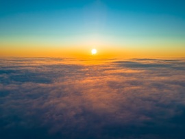 Köd feletti naplemente