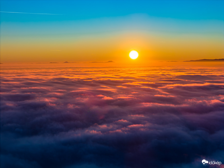 A köd fölötti alkony