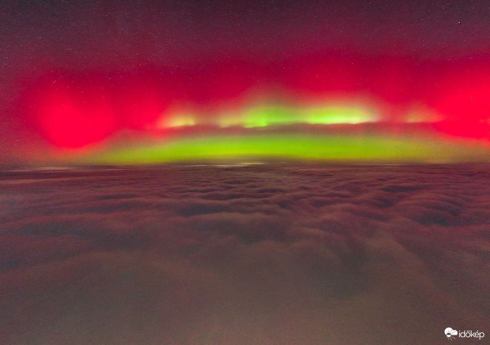 Sarki fény a ködpaplan felett