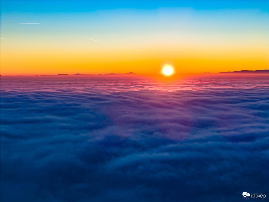 A köd fölötti alkony