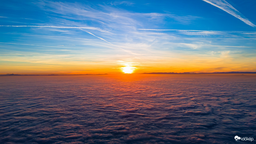 Aranyló horizont a ködtenger felett