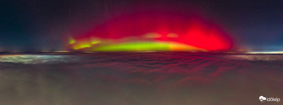 Sarki fény a ködpaplan felett