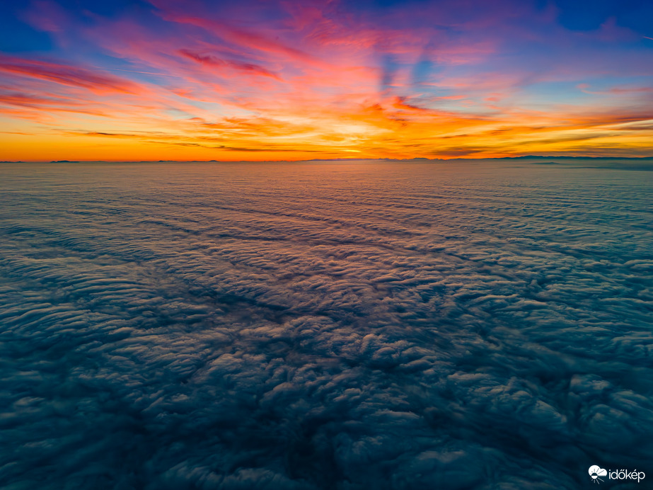 Aranyló ködtakaró naplementében