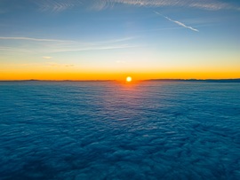 Naplemente a köd felett