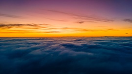 Köd feletti naplemente