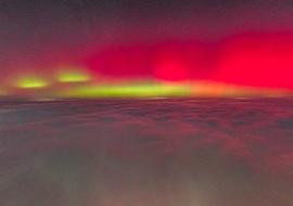 Sarki fény a ködpaplan felett