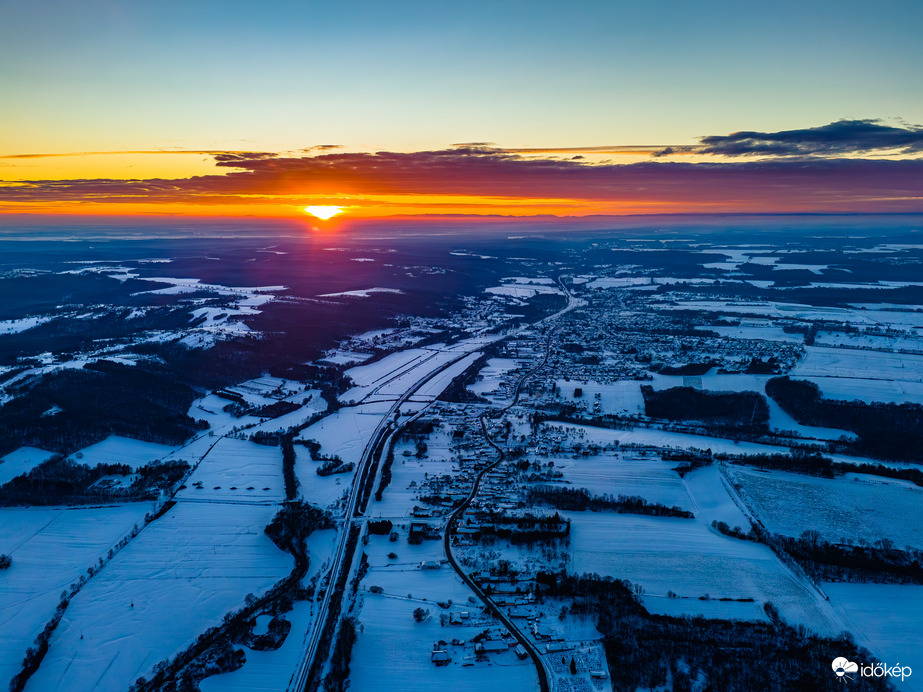Naplemente a havas táj felett