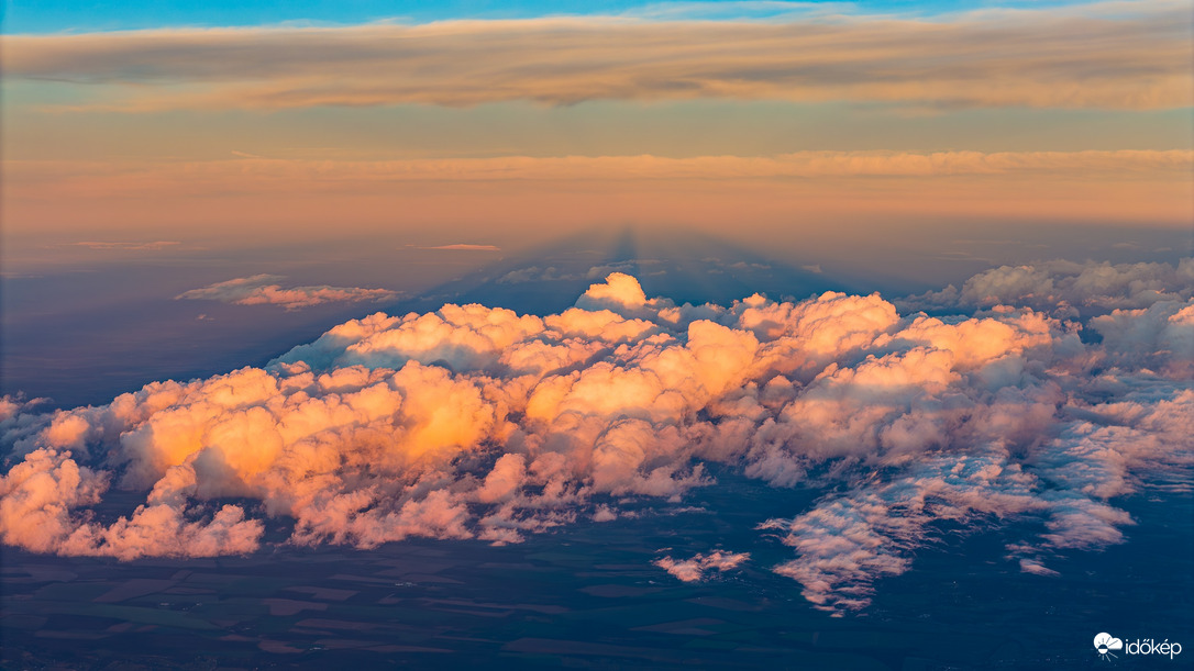 Lángoló fellegek és alkonyati ellensugár