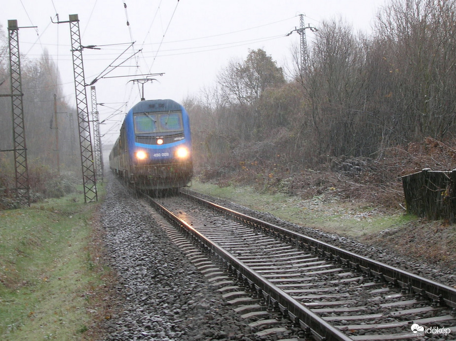 Pécs ma reggel kezdődő hóesésben 