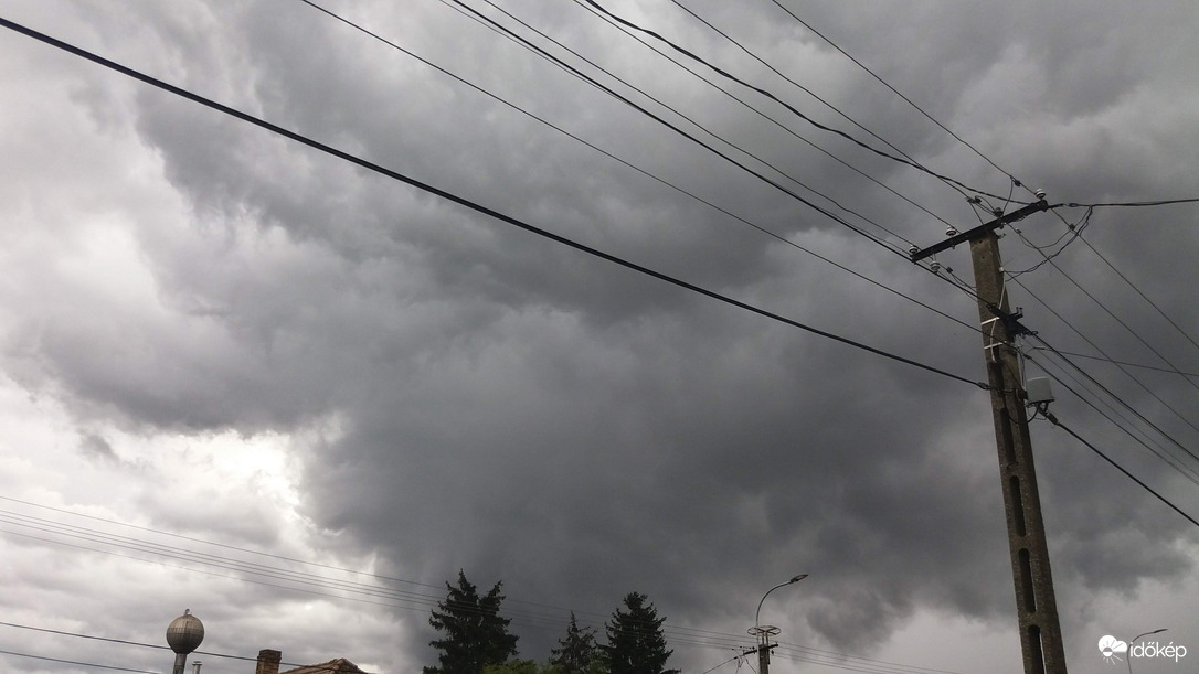 Eső előtti felhők.