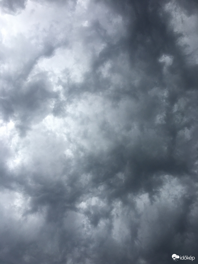 Felhők a szélben