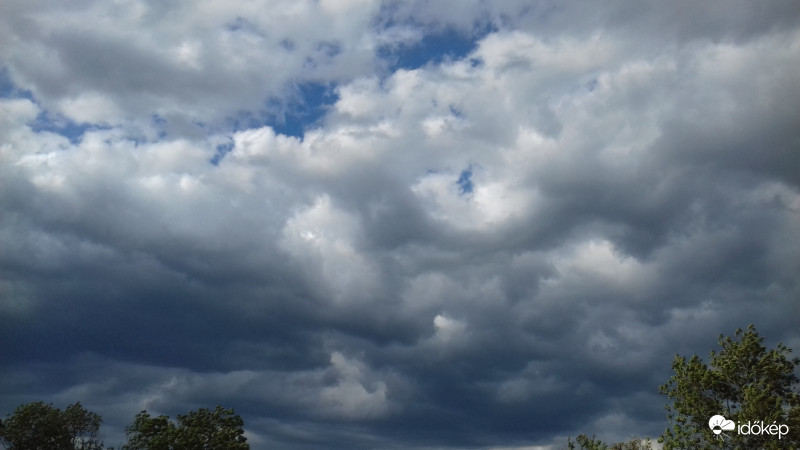 Érkező front felhőzete...