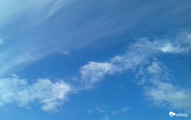 Ma reggeli égkép egy "berepülővel" :)