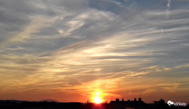 Mai naposzlopos naplemente egy másik helyszínről :)