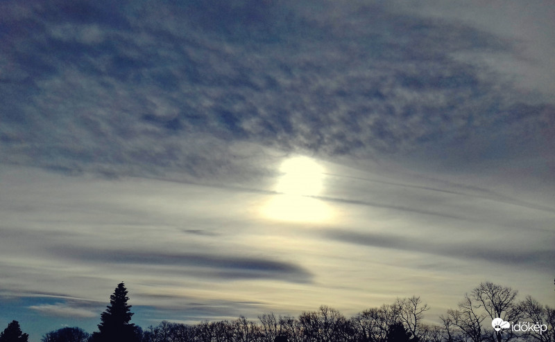 Napnyugtához közelítve fátyolfelhőn átszűrődve