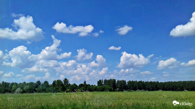 Vonuló felhők és a táj