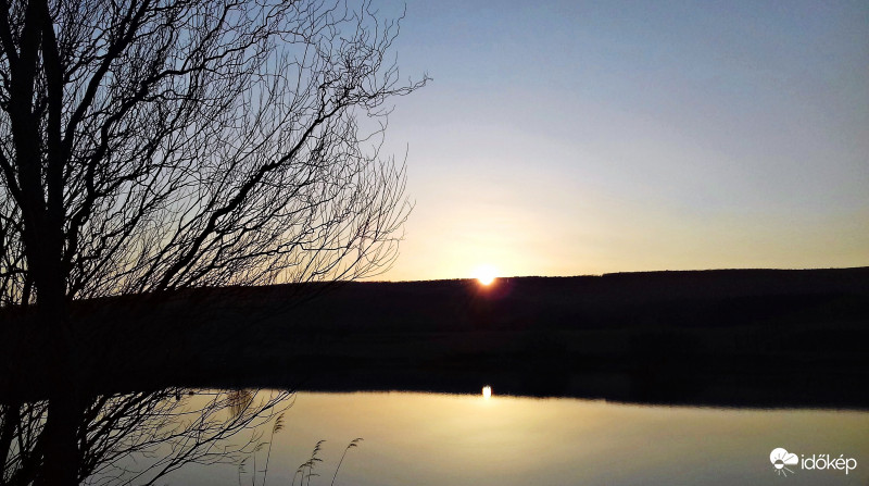 Naplemente a Gida-pataki tónál felhőtlenül, tükör sima vízfelületen :)