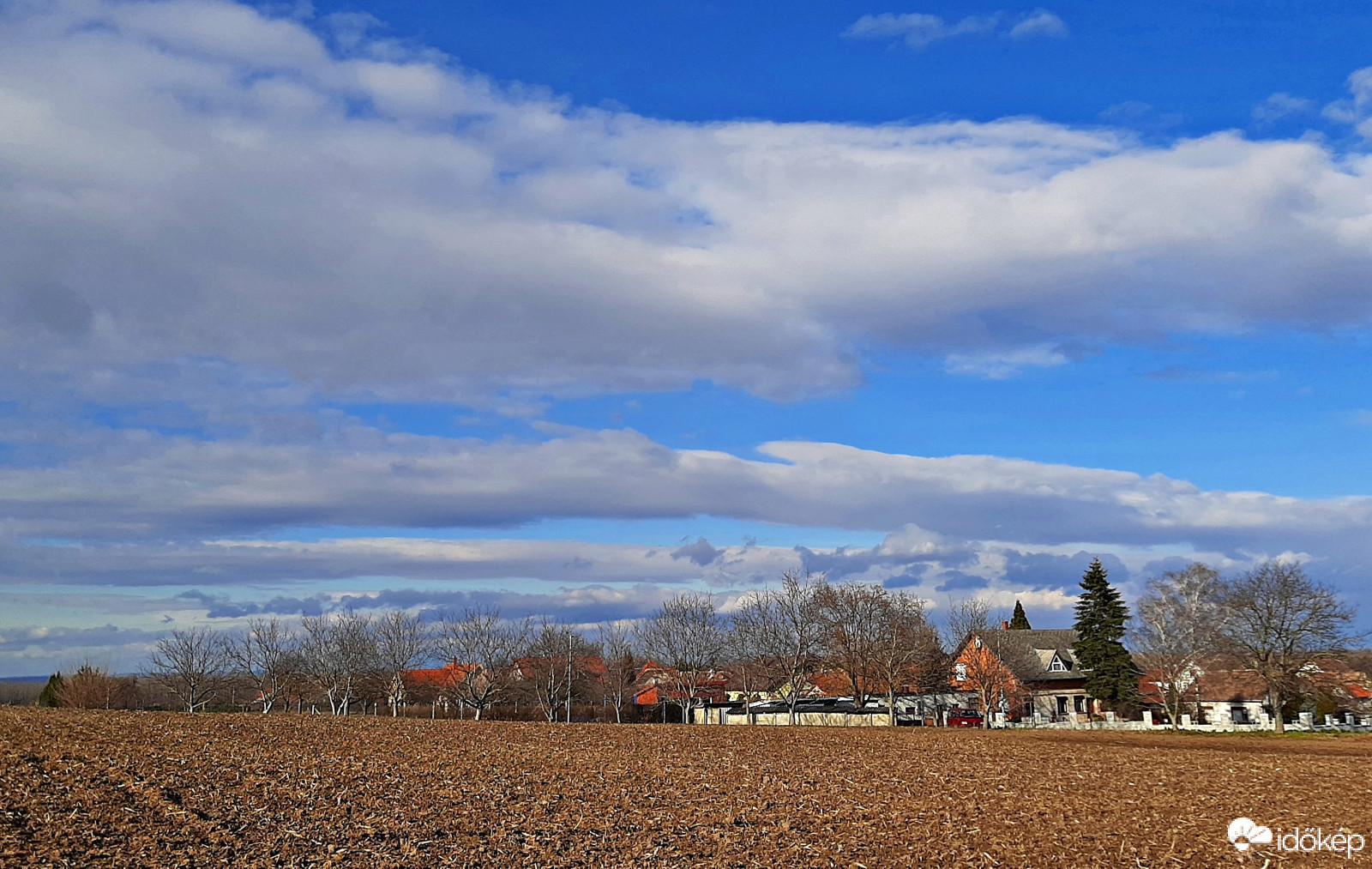 Mai felhőzet falusi idillben 3. :)