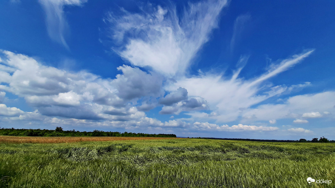 Egy falusi tájkép felhőkkel 1. :)