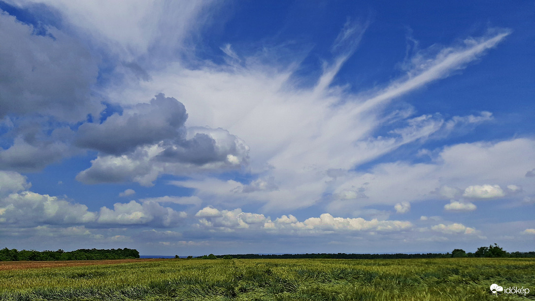 Egy falusi tájkép felhőkkel 2. :)