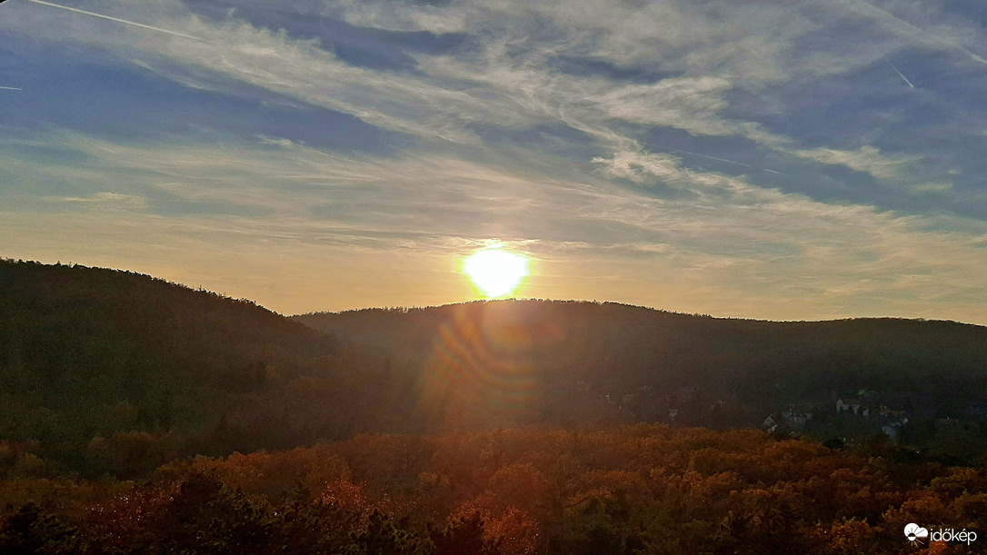 Napnyugta november elején a Sörházdombi-kilátóból :)