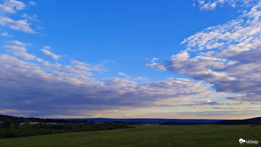 Alkonyatkor a Gida-pataki tó felletti mezőn :)