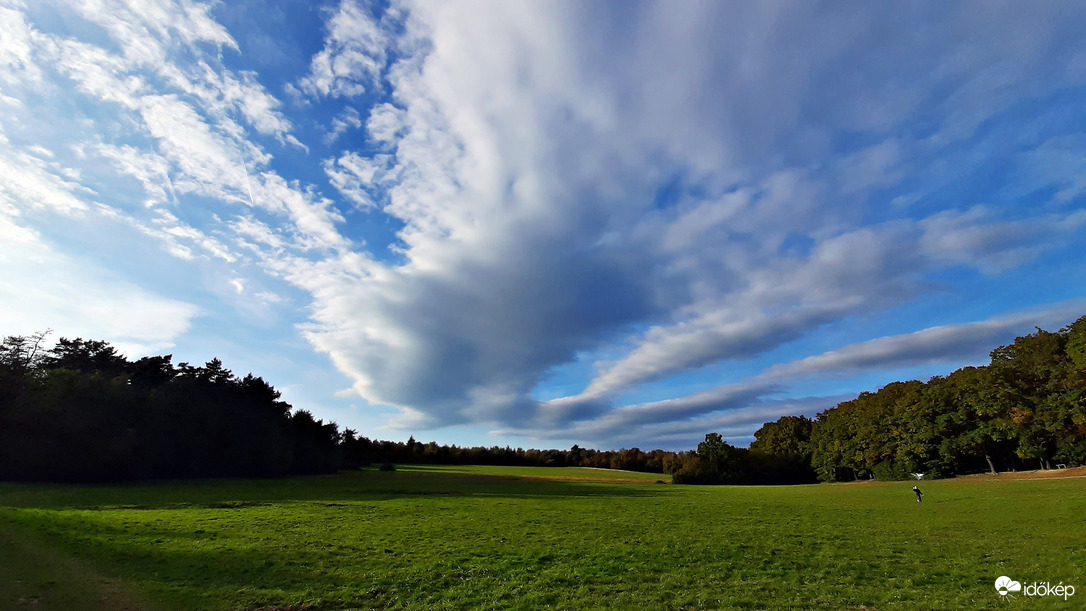 Kék eges - felhős a Fáber-réten, szeles időben... :)