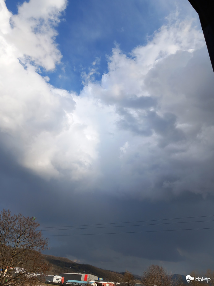 Mai első zivatara hallani kisebb dörgéseket néha 