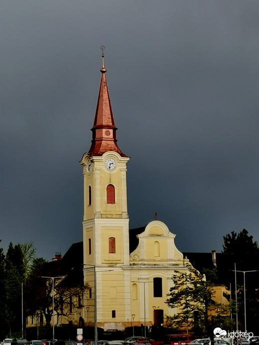 - Alsó templom, fenyegető viharfelhőkkel a háttérben 